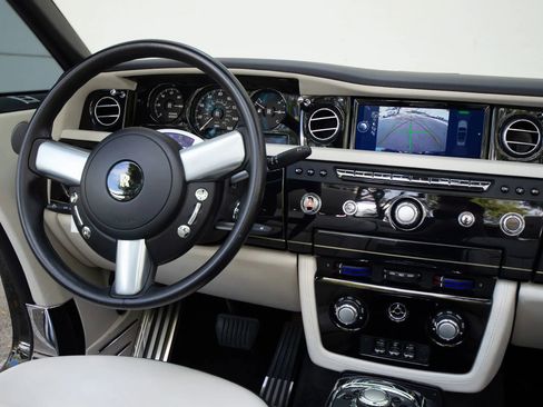 Used 2016 Rolls-Royce Phantom Drophead Coupe image 28