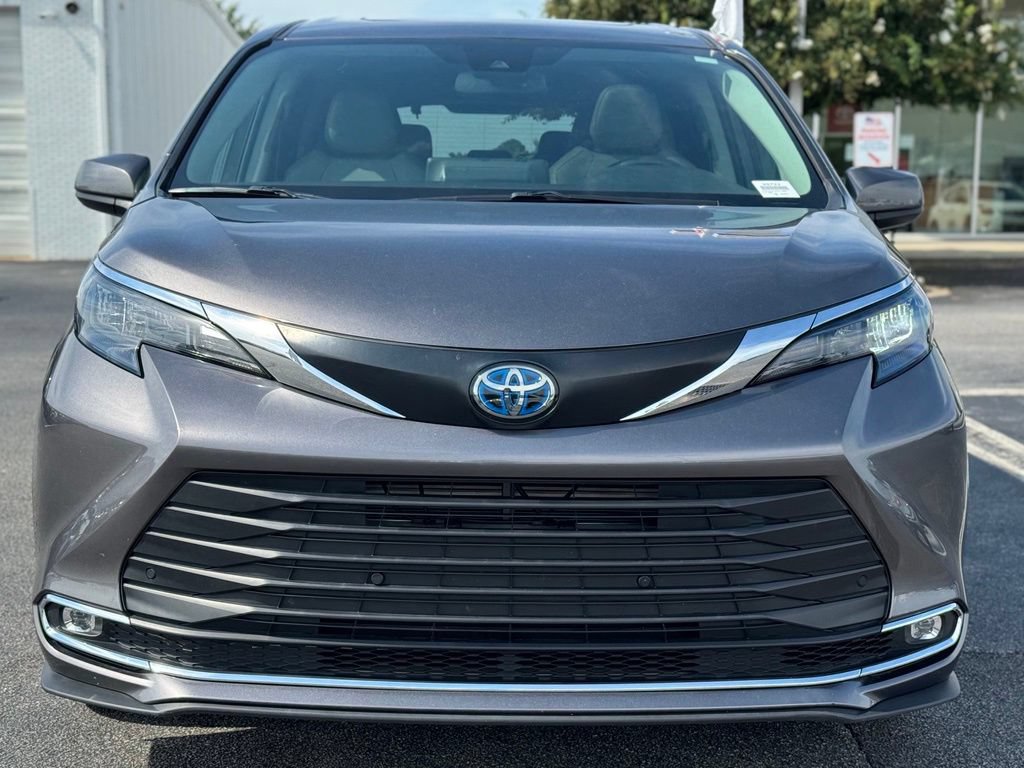 Used 2024 Toyota Sienna XLE FWD image 4