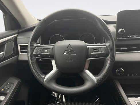 Used 2022 Mitsubishi Outlander ES image 12