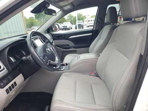 Used 2017 Toyota Highlander LE FWD image 10
