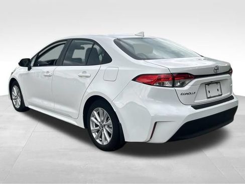 Used 2023 Toyota Corolla LE w/ LE Convenience Package FWD image 3