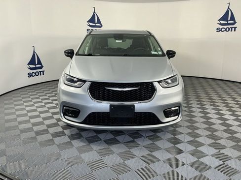 Used 2024 Chrysler Pacifica Touring-L image 2