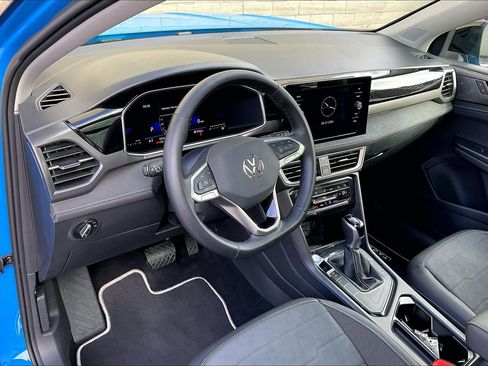 Certified 2025 Volkswagen Taos SE image 14