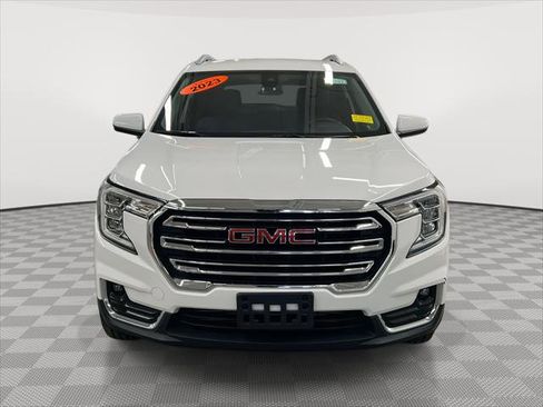 Certified 2023 GMC Terrain SLT image 2