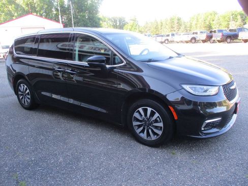 Used 2023 Chrysler Pacifica Touring-L FWD image 11