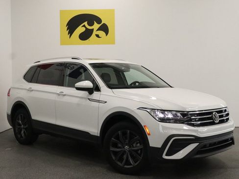 Used 2024 Volkswagen Tiguan SE w/ Panoramic Sunroof Package image 2