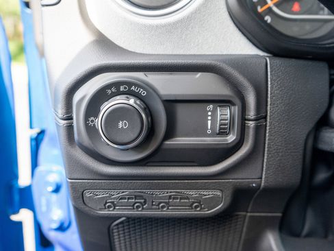 Used 2024 Jeep Wrangler Unlimited Sahara w/ Technology Group AWD/4WD image 16