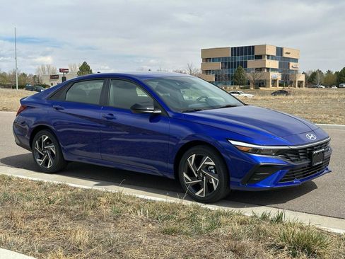 New 2025 Hyundai Elantra SEL image 3