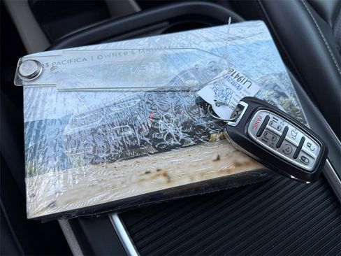 Certified 2023 Chrysler Pacifica Touring-L image 29