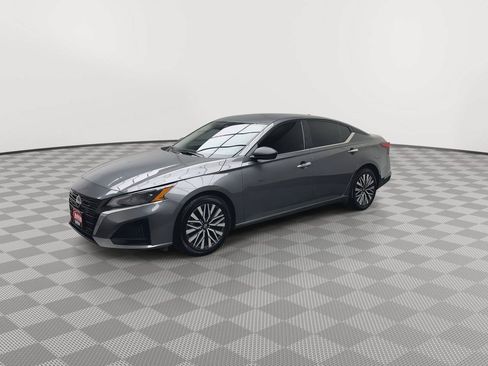 Used 2025 Nissan Altima 2.5 SV FWD image 28