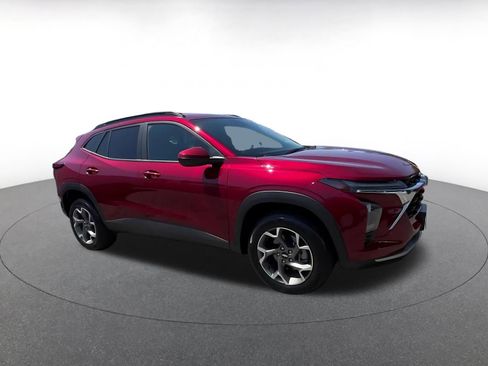 Used 2025 Chevrolet Trax LT FWD image 2