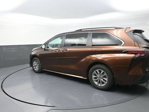 Certified 2022 Toyota Sienna XLE w/ XLE Plus Package AWD/4WD image 57