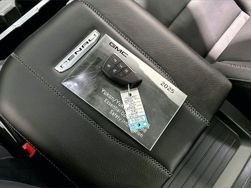Used 2025 GMC Yukon Denali w/ Sun & Power Step Package image 35