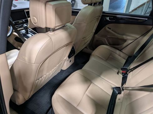 Used 2022 Porsche Macan w/ Premium Package Plus image 25