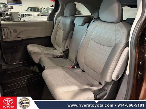 Used 2023 Toyota Sienna LE FWD image 16