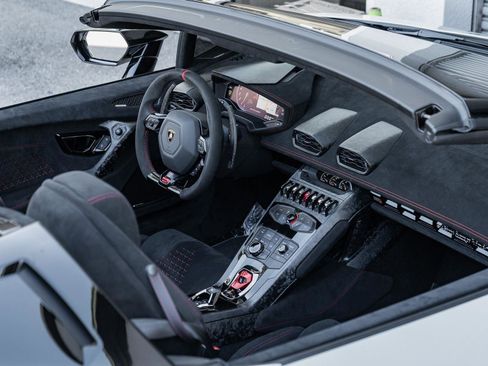 Used 2018 Lamborghini Huracan Performante image 15