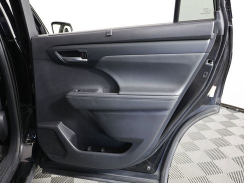 Used 2021 Toyota Highlander XLE AWD/4WD image 22