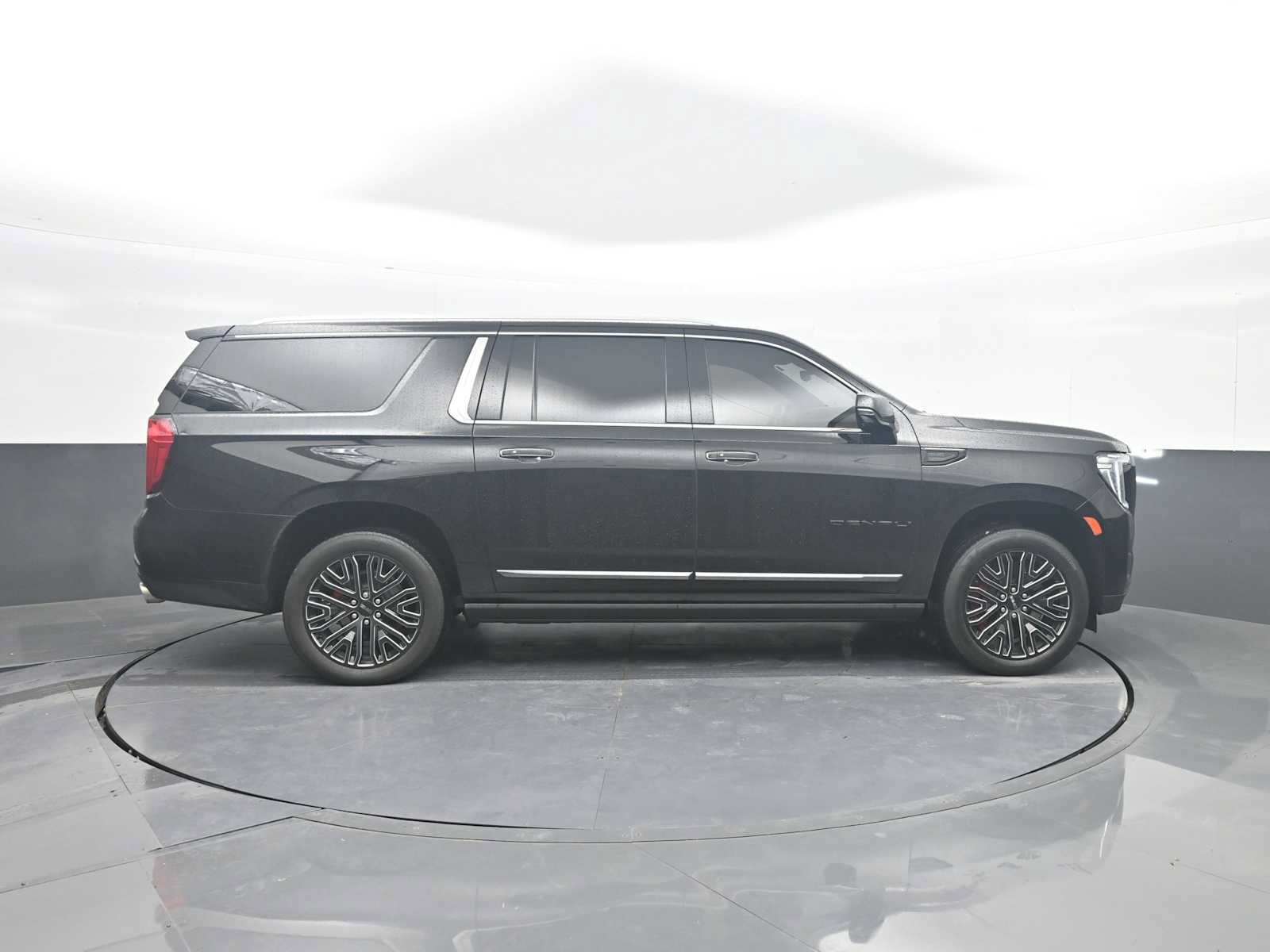 Used 2023 GMC Yukon XL Denali Ultimate AWD/4WD image 9