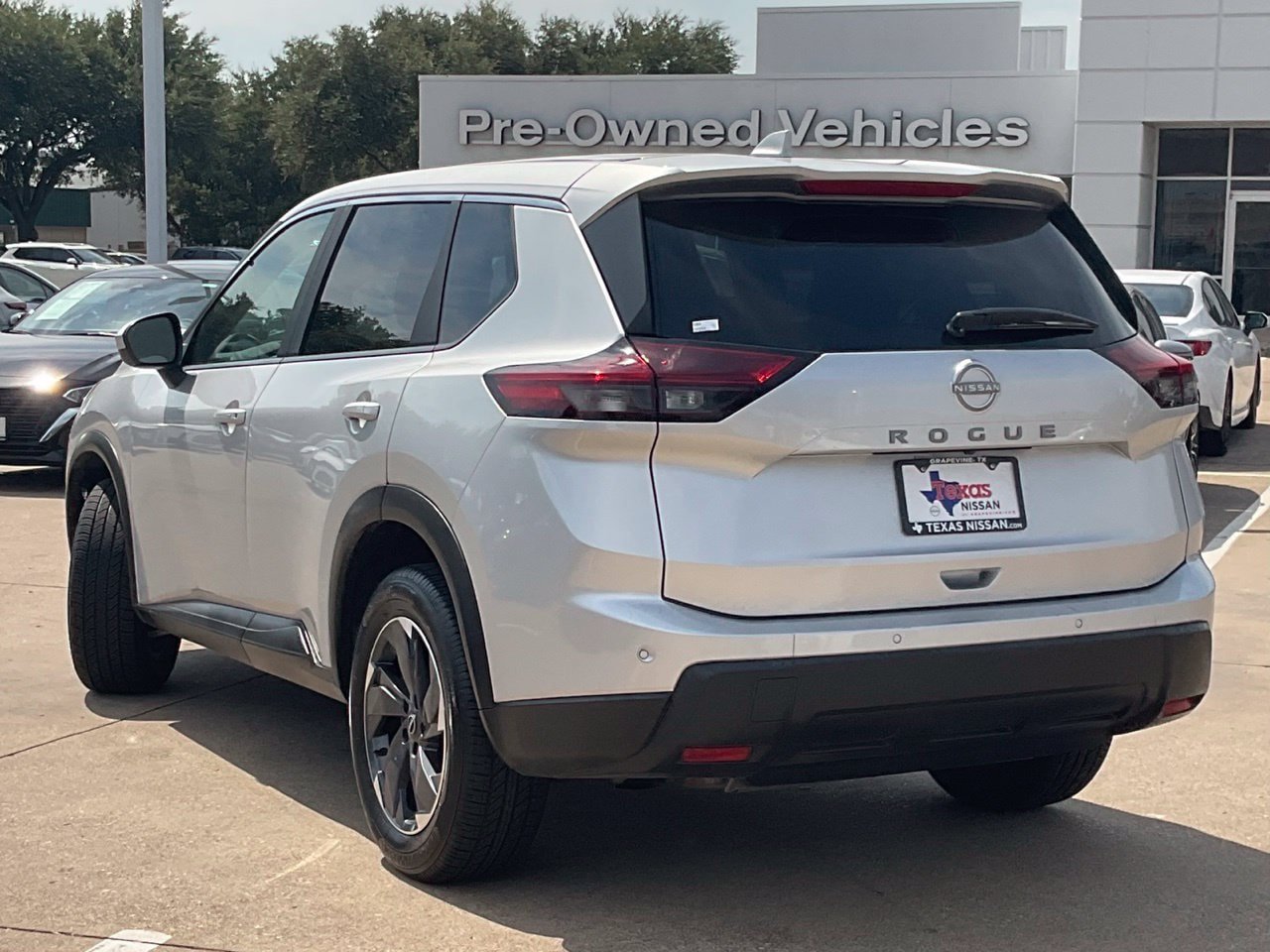 Used 2025 Nissan Rogue SV FWD image 6