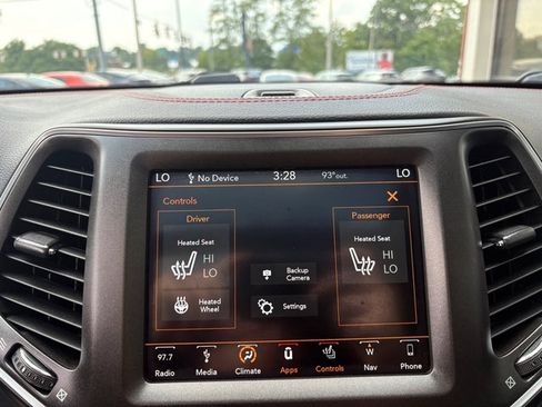 Used 2019 Jeep Cherokee Trailhawk w/ Comfort/Convenience Group AWD/4WD image 34