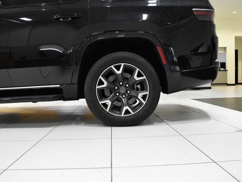 Used 2023 Jeep Wagoneer Series III w/ Preferred Equipment Group AWD/4WD image 9