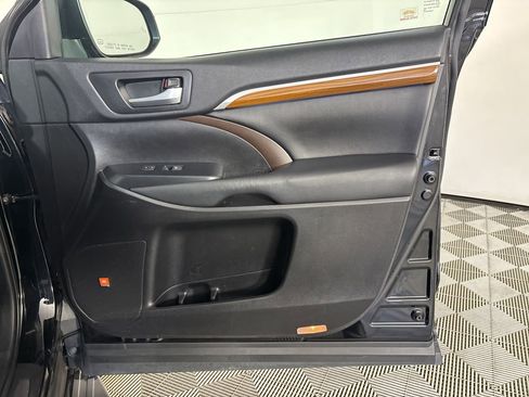 Used 2019 Toyota Highlander Limited Platinum FWD image 33