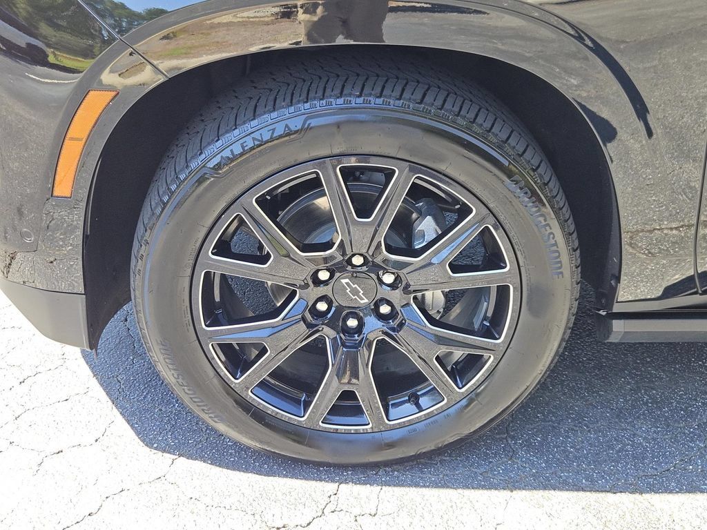 Used 2025 Chevrolet Tahoe High Country AWD/4WD image 9