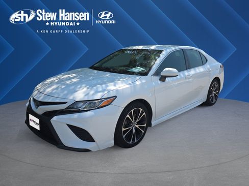 Used 2018 Toyota Camry SE FWD image 1