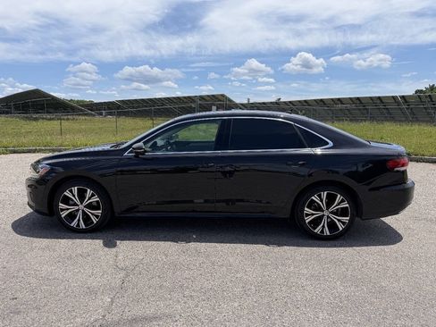 Used 2022 Volkswagen Passat 2.0T SE FWD image 2