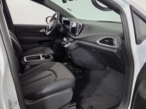 New 2026 Chrysler Pacifica Select image 35