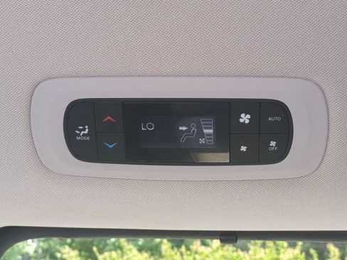 Used 2019 Chrysler Pacifica Touring-L w/ Tire & Wheel Group FWD image 30