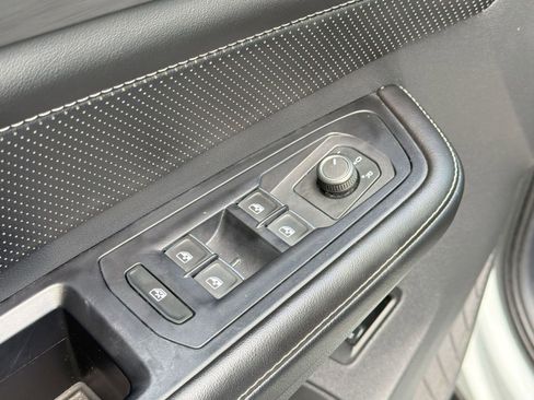 Used 2024 Volkswagen Atlas Cross Sport SE FWD image 18