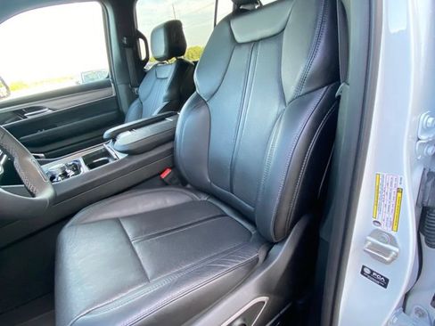 Used 2024 Jeep Wagoneer Series II w/ Convenience Group I AWD/4WD image 11