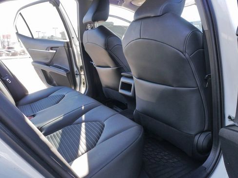 Used 2020 Toyota Camry SE image 11