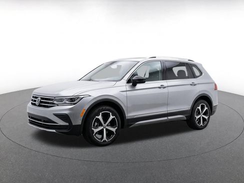 Used 2026 Volkswagen Tiguan SE FWD image 3