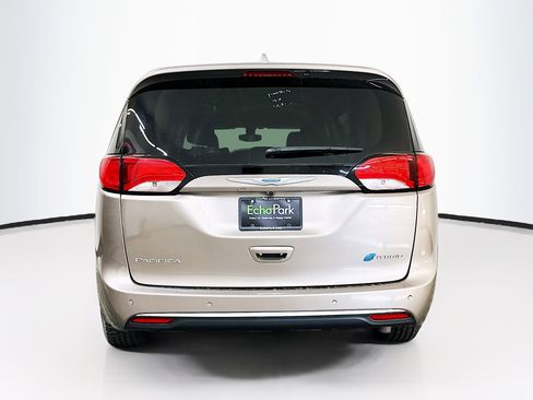 Used 2018 Chrysler Pacifica Touring-L image 7