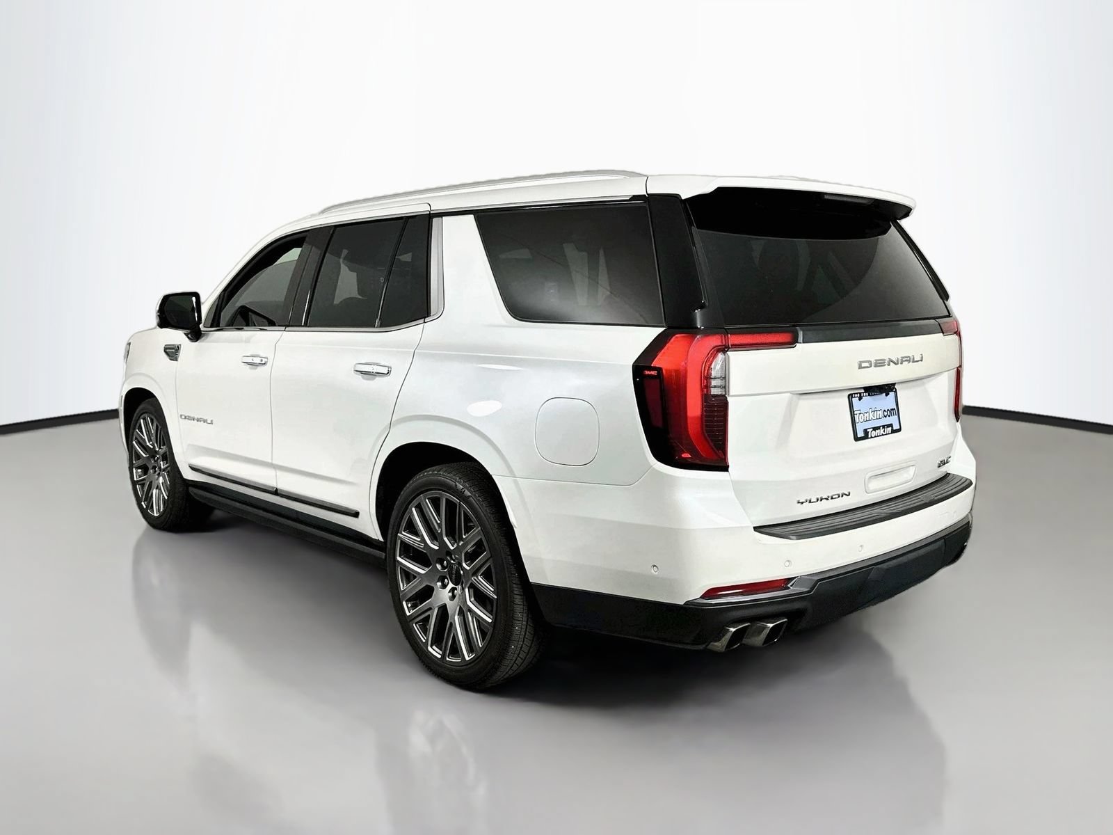 Used 2025 GMC Yukon Denali Ultimate w/ LPO, Floor Liner Package AWD/4WD image 6