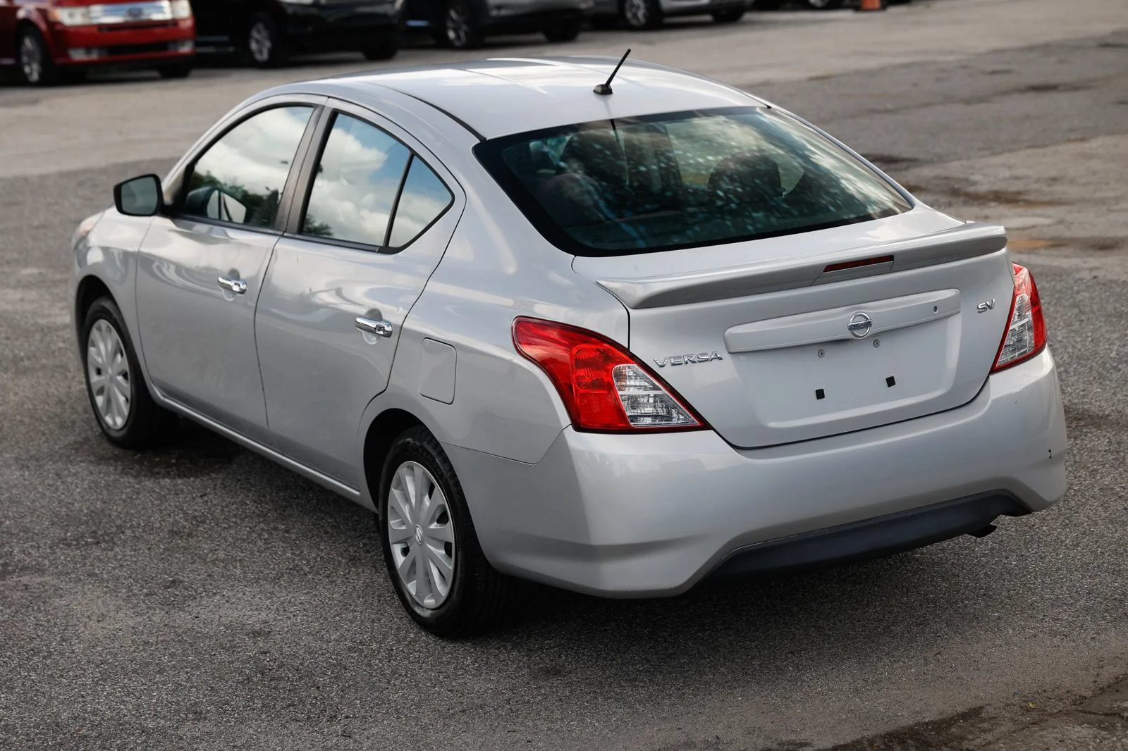 Used 2018 Nissan Versa SV FWD image 4