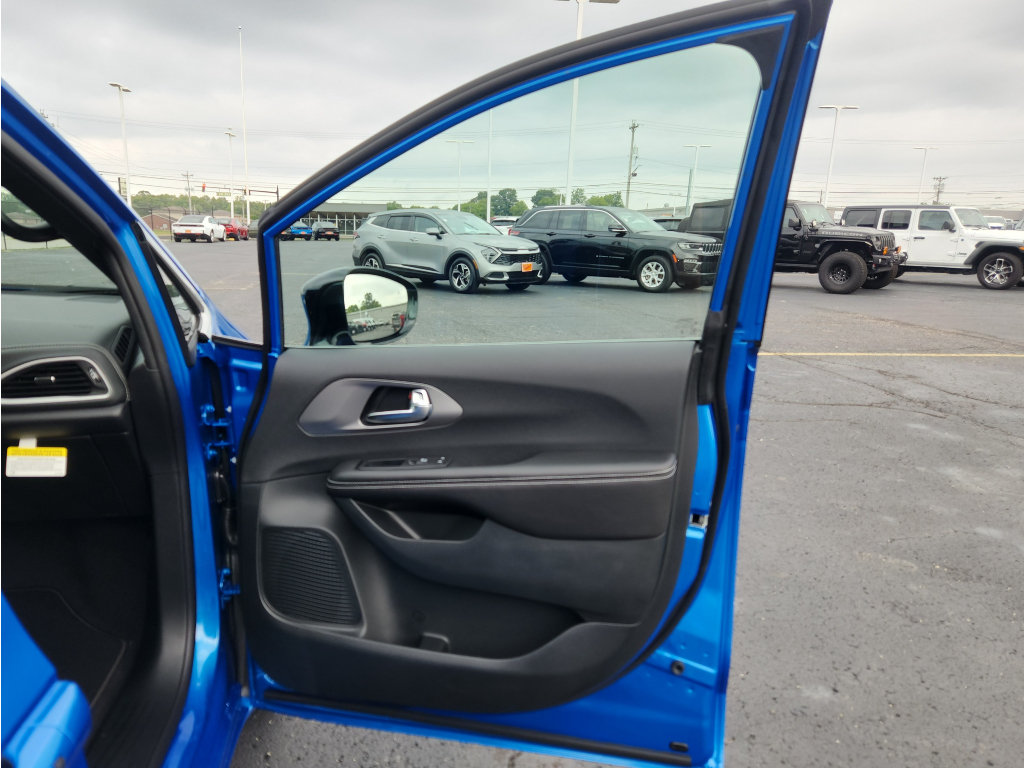 New 2027 Chrysler Pacifica Select FWD image 36