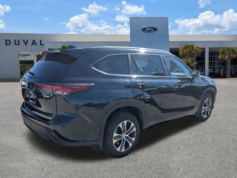 Used 2024 Toyota Highlander XLE image 4