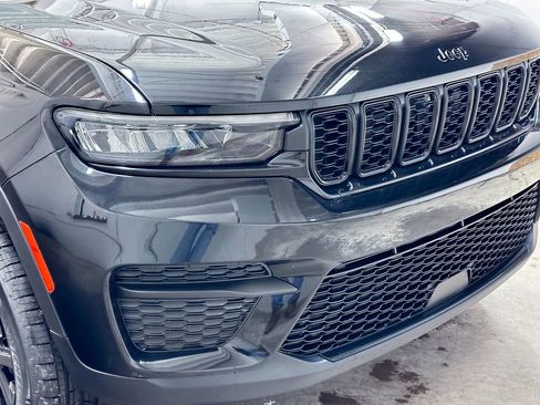 New 2025 Jeep Grand Cherokee Laredo image 12