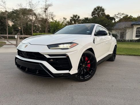 Used 2022 Lamborghini Urus Sport Utility 4D image 2
