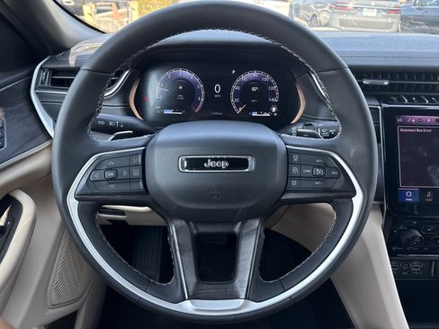 Used 2025 Jeep Grand Cherokee Limited w/ Black Appearance Package RWD image 17