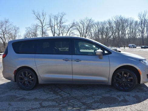 Used 2019 Chrysler Pacifica Touring Plus w/ S Appearance Package image 9