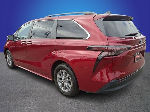 Used 2023 Toyota Sienna XLE image 6