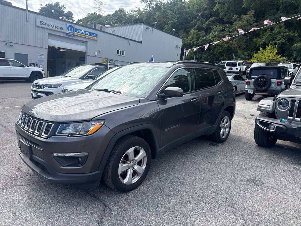 Used 2019 Jeep Compass Latitude w/ Cold Weather Group AWD/4WD image 1