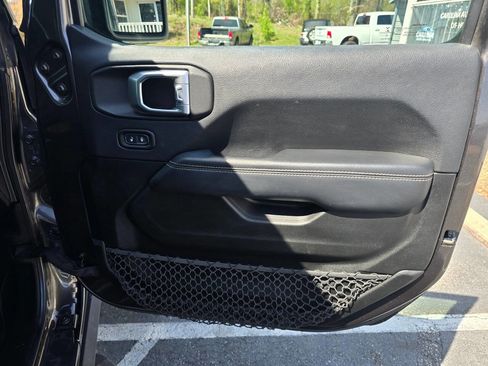 Used 2018 Jeep Wrangler Unlimited Sahara image 18