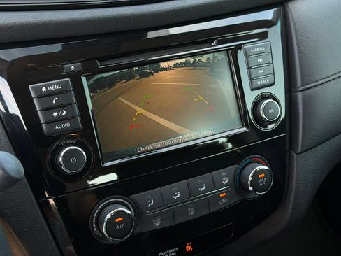 Used 2020 Nissan Rogue S FWD image 16