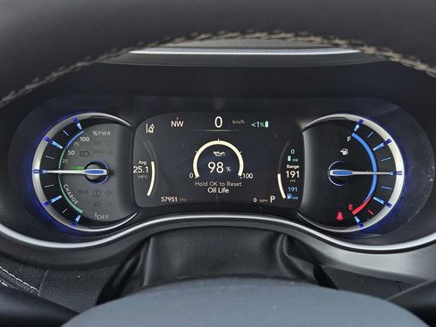 Used 2024 Chrysler Pacifica Select image 13