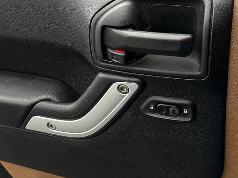 Used 2017 Jeep Wrangler Unlimited Rubicon w/ Connectivity Group image 24